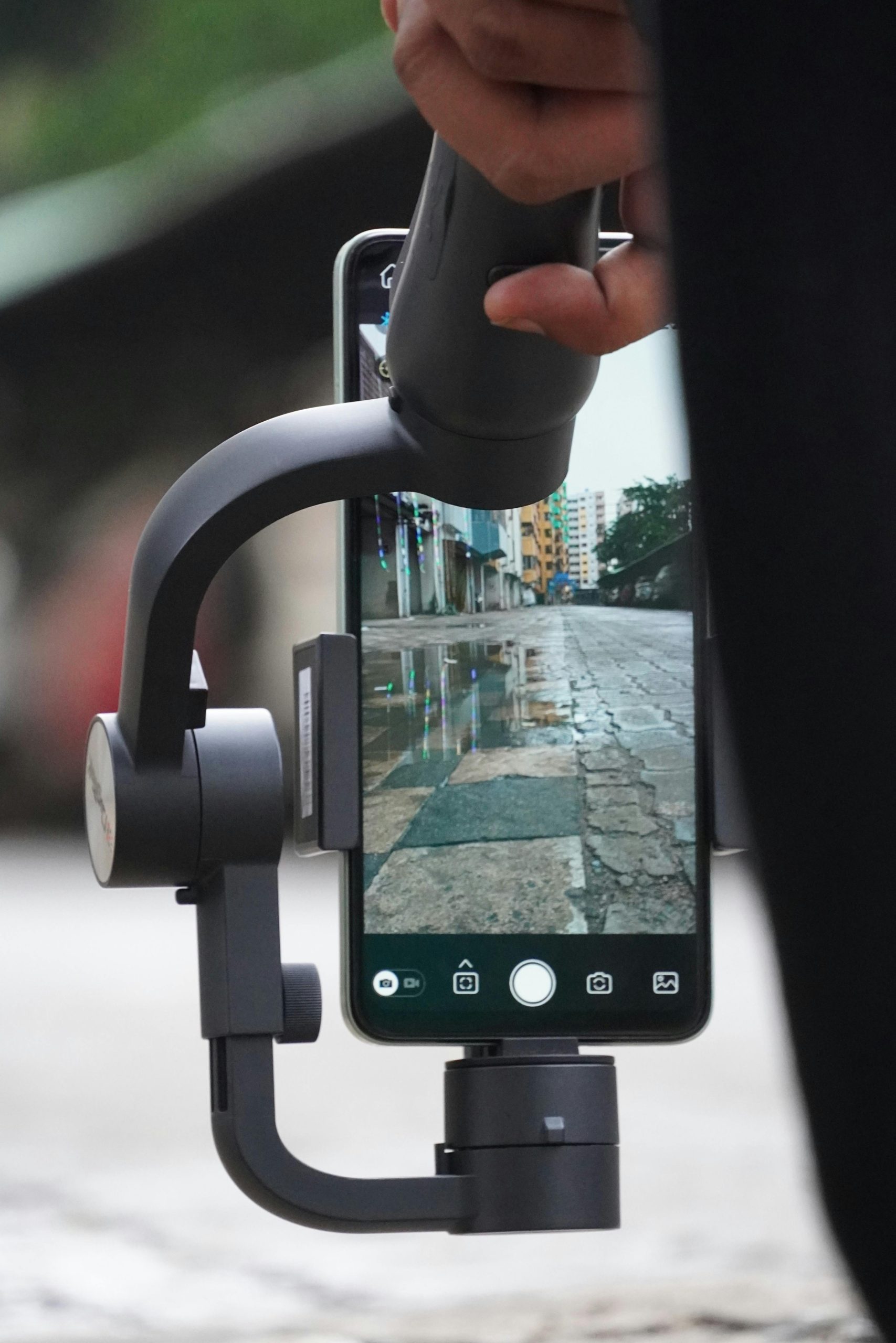 Onze diensten Iemand die aan het filmen is in de stad met een telefoon met gimbal